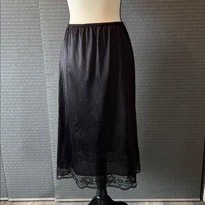 Black Lace Trim Non-Cling Half Slip